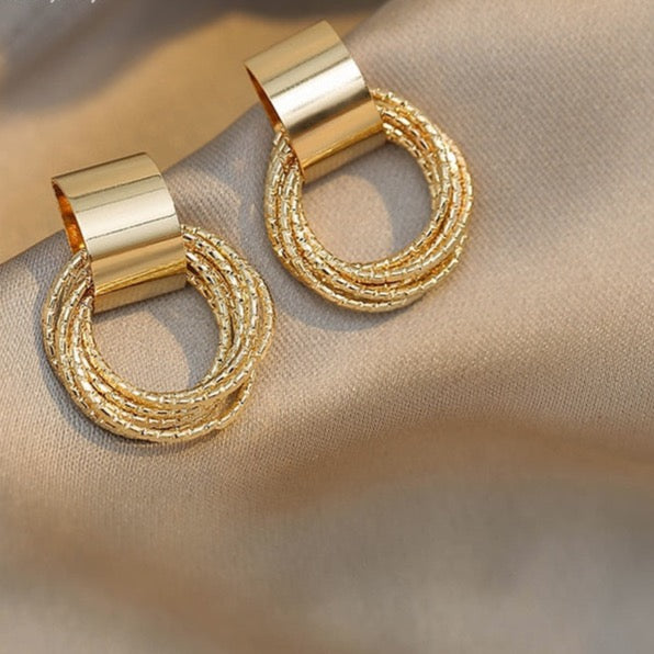 modern circular dangle earrings, luxurious and elegant.
