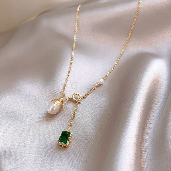Elegant necklace with distinctive design, pearls with green zircon.